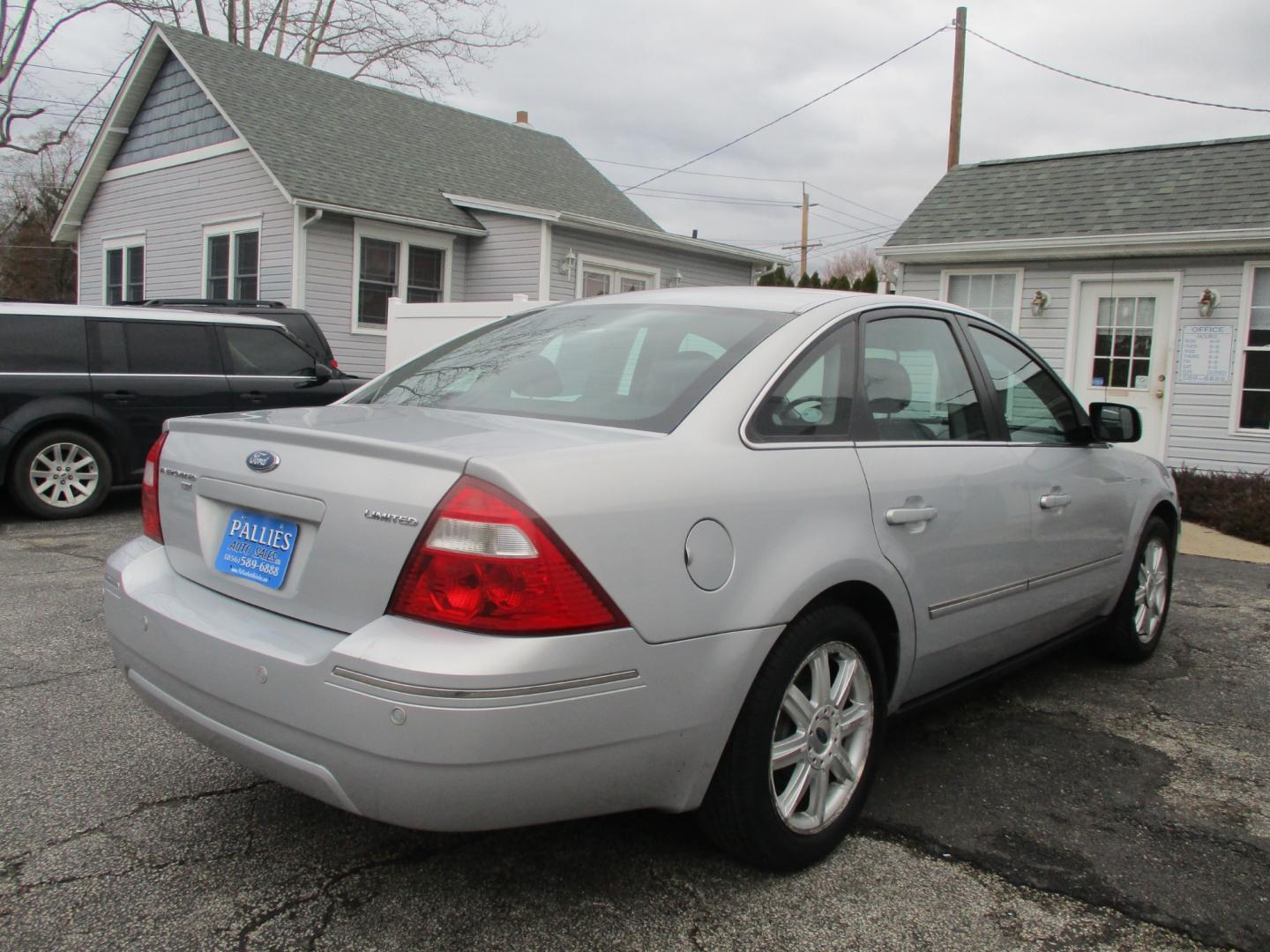 2005 SILVER Ford Five Hundred Limited AWD (1FAHP28195G) with an 3.0L V6 DOHC 24V engine, Automatic CVT Overdrive transmission, located at 540a Delsea Drive, Sewell, NJ, 08080, (856) 589-6888, 39.752560, -75.111206 - Photo#5